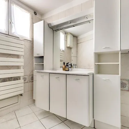 Central Avec Balcon شقة *